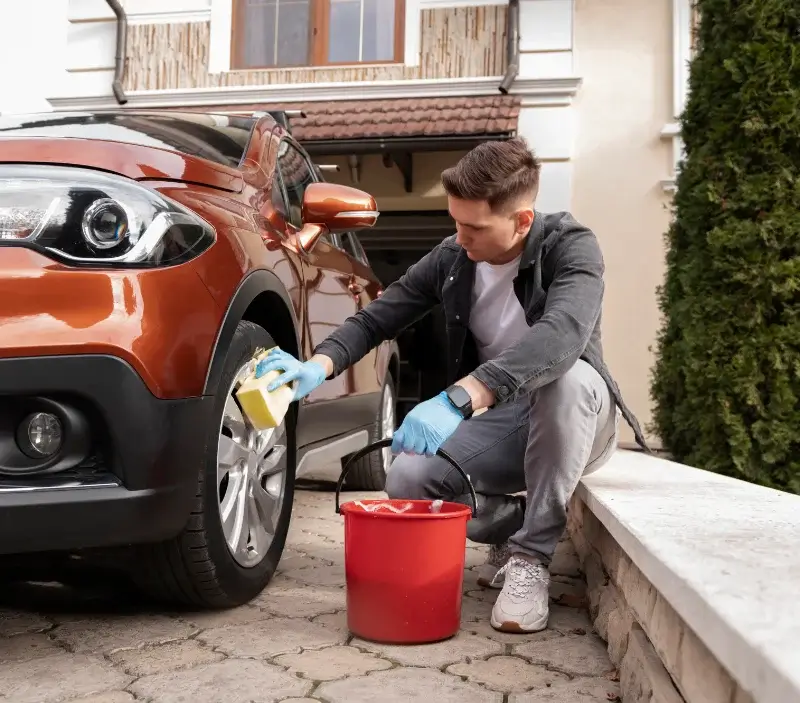 Lavage auto à domicile Saint-Jean-le-Comtal : professionnel intervenant sur un véhicule